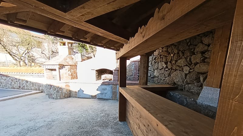 Zona de entrada interior de Casa Rural El Cauce en Navaluenga